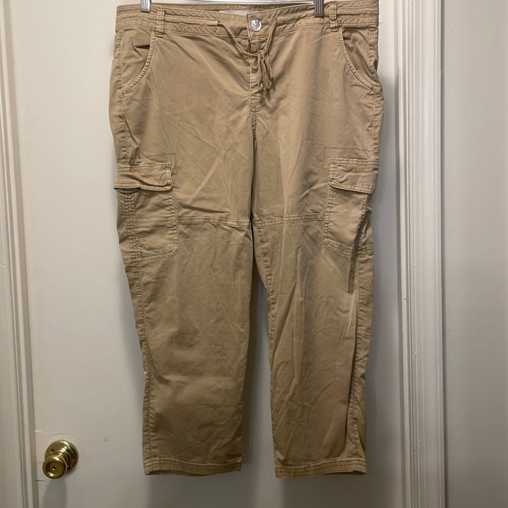 Sonoma brand Khaki capri pants cargo style
